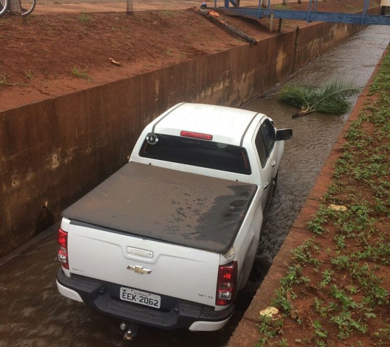 Camionete caiu dentro de um córrego