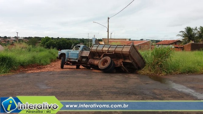 Cratera engole parte de caminhão em Paranaíba