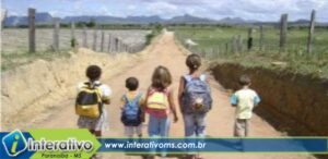 Vídeo mostra drama de crianças para irem à escola