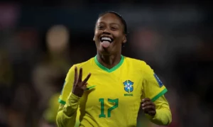 Brasil estreia com vitória avassaladora na Copa do Mundo de Futebol Feminino, a seleção brasileira conquistou uma vitória incontestável contra o Panamá, com um placar de 4 a 0. O jogo ocorreu no estádio Hindmarsh, em Adelaide, Austrália, nesta segunda-feira (24), e foi marcado pela brilhante atuação de Ary Borges, estreante em Mundiais, que marcou três gols e deu o passe para Bia Zaneratto marcar o outro.