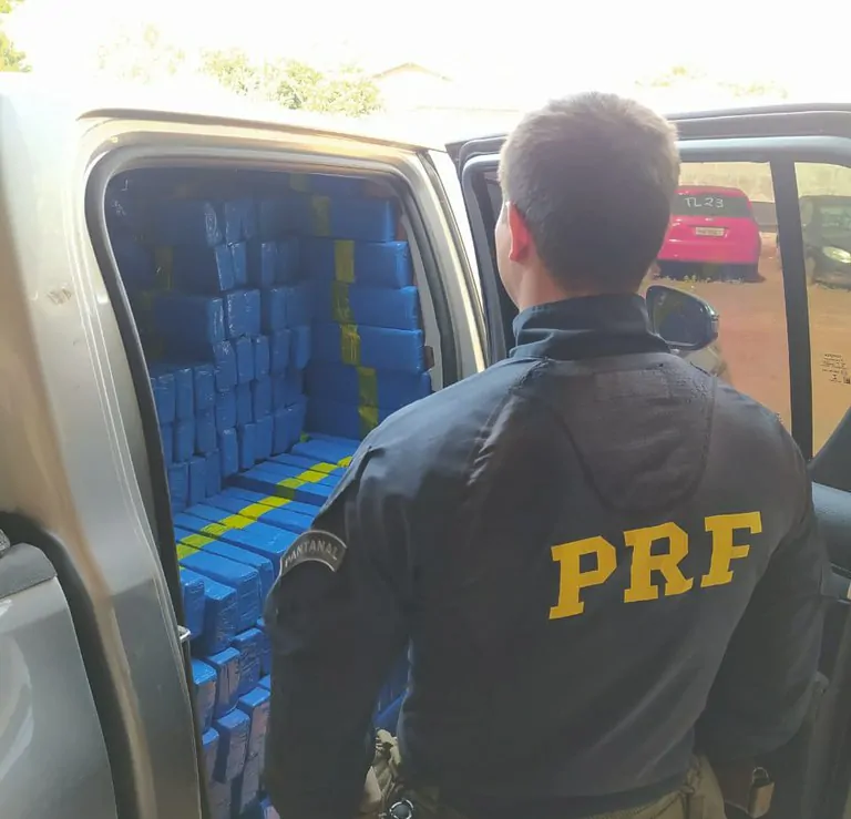 A Polícia Rodoviária Federal (PRF) em conjunto com a Polícia Militar realizou uma importante apreensão de drogas e munições na manhã de segunda-feira (17). Ao todo, foram apreendidos 1.835 Kg de maconha e 50 munições de calibre .357.