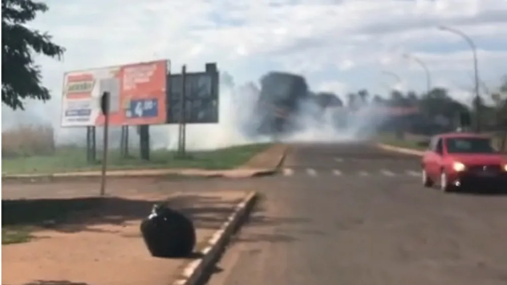 Incêndio atinge terreno baldio em frente à escola Aracilda Cícero Corrêa da Costa, em Paranaíba, na tarde desta terça-feira (25).