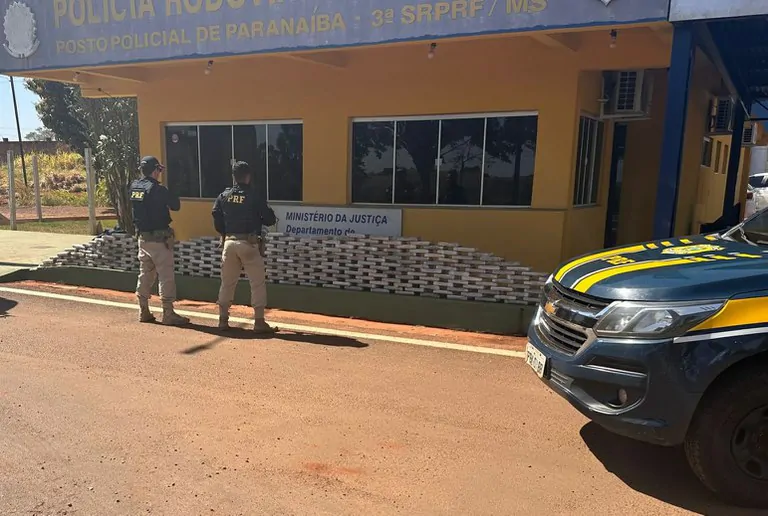 A Polícia Rodoviária Federal (PRF) apreendeu 431 Kg de cloridrato de cocaína, na manhã desta quinta-feira (27), em Paranaíba (MS).