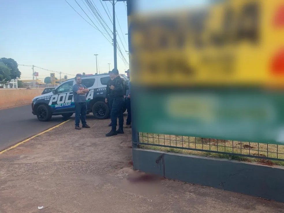 Homem identificado como Adriano Silva da Costa foi morto com um tiro na nuca, na manhã desta segunda-feira (7), em frente a um mercado no bairro Guanandi, em Campo Grande (MS).