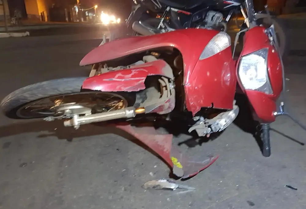 Vítima conduzia uma motocicleta Honda Bis quando foi atingida por uma camionete S 10 que avançou o sinal de pare