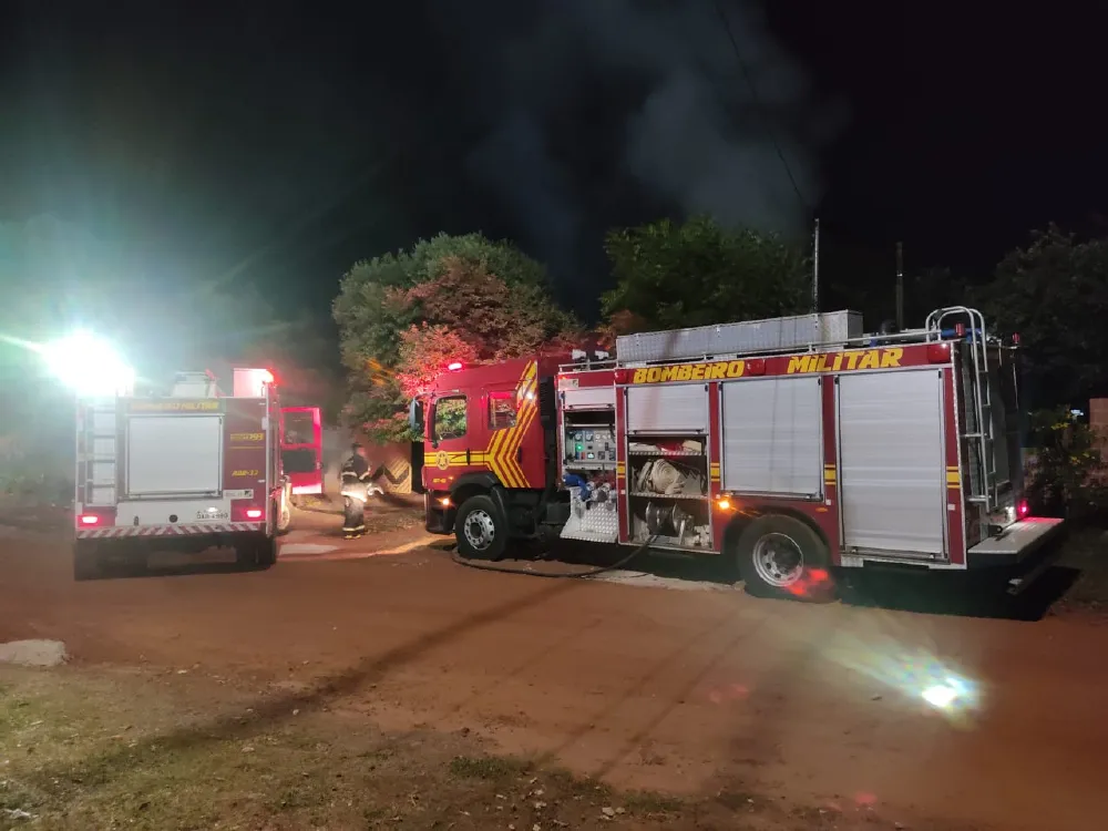 Mulher ateia fogo em móveis de casa e agride idoso