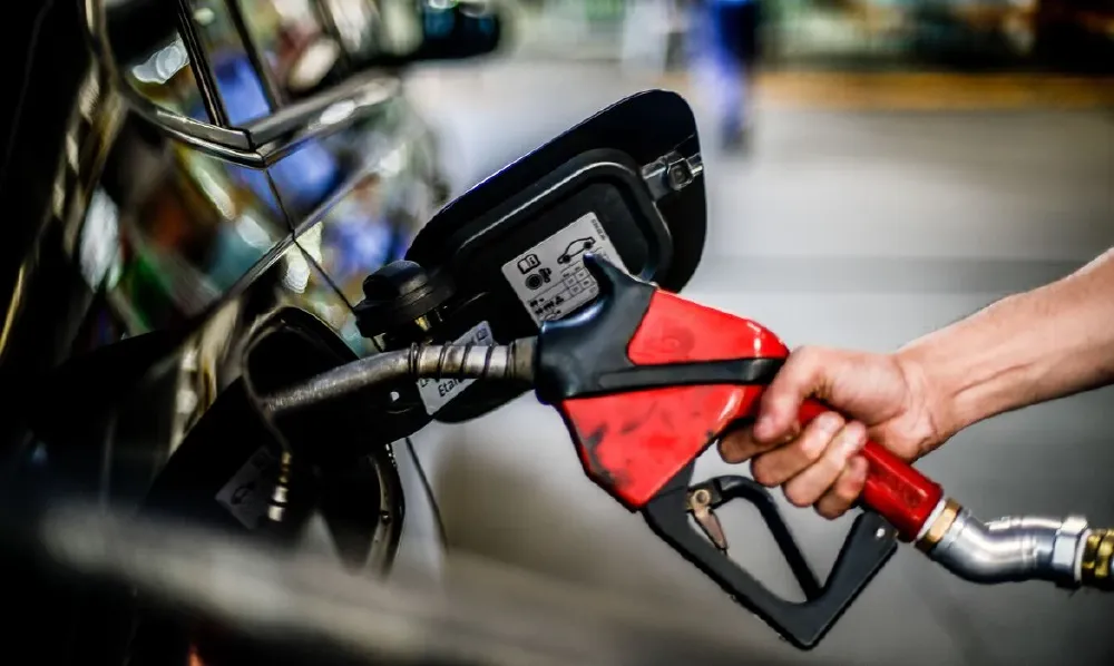 Petrobras anuncia reajuste nos preços da gasolina e do diesel, acendendo alerta no mercado, marcando uma mudança significativa em sua estratégia comercial