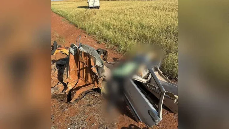 Uno parte ao meio ao colidir com caminhão na MS 386