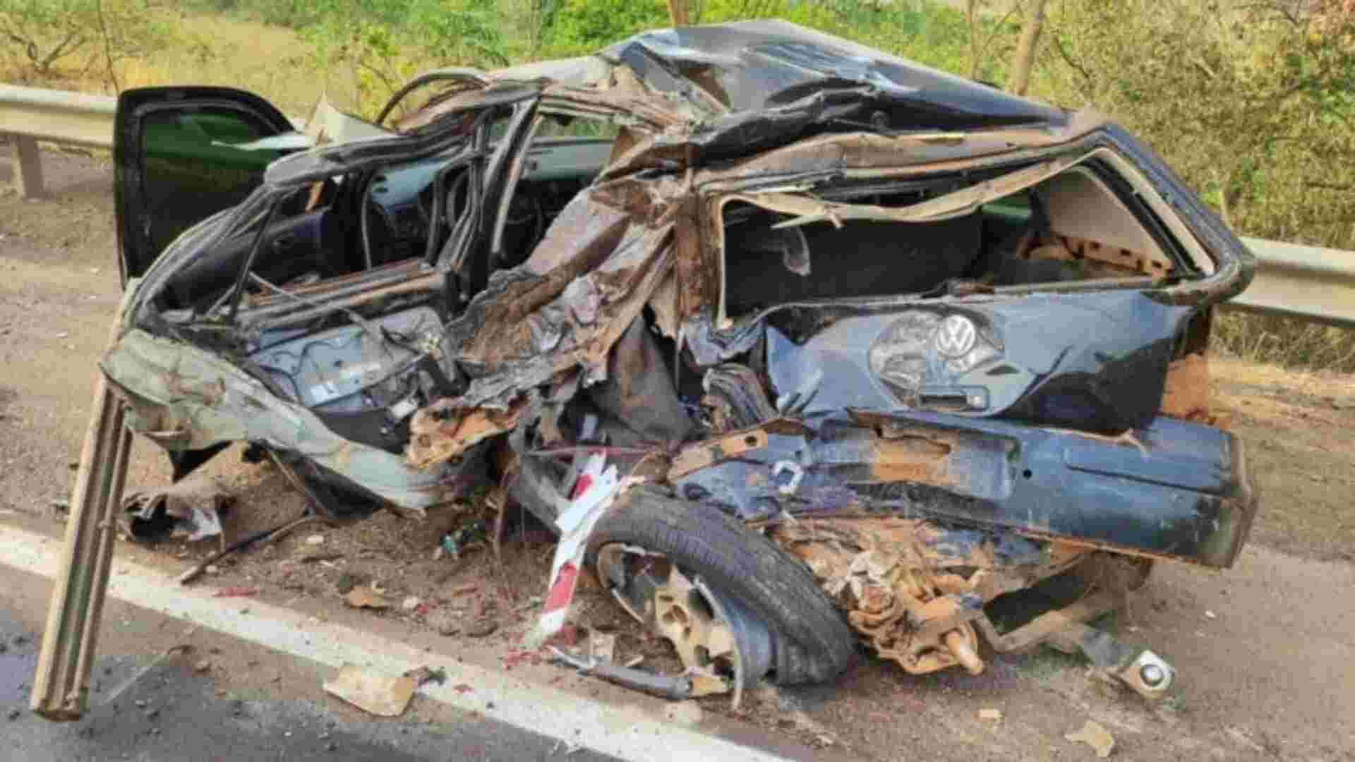 carro fica destruído em acidente na Br 158 em Paranaíba