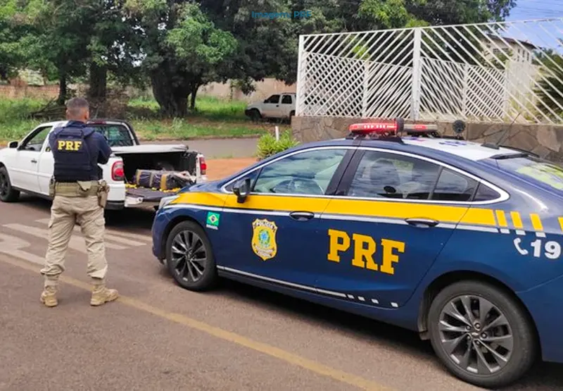 A PRF frustrou o tráfico de 90 kg de maconha em Paranaíba (MS) após uma perseguição em alta velocidade. O veículo foi abandonado e o traficante preso.