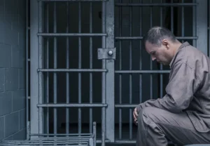 Ao chegar ao local, a polícia encontrou o homem sem camisa e com o pênis exposto.