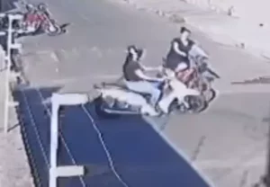 Câmeras de segurança flagraram o momento que uma mulher em uma bicicleta elétrica invade a preferencial e causa um acidente com uma motociclista que teve fraturas diversas