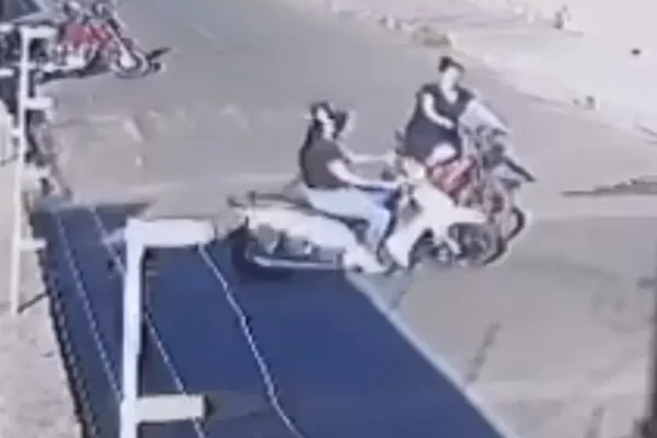 Câmeras de segurança flagraram o momento que uma mulher em uma bicicleta elétrica invade a preferencial e causa um acidente com uma motociclista que teve fraturas diversas