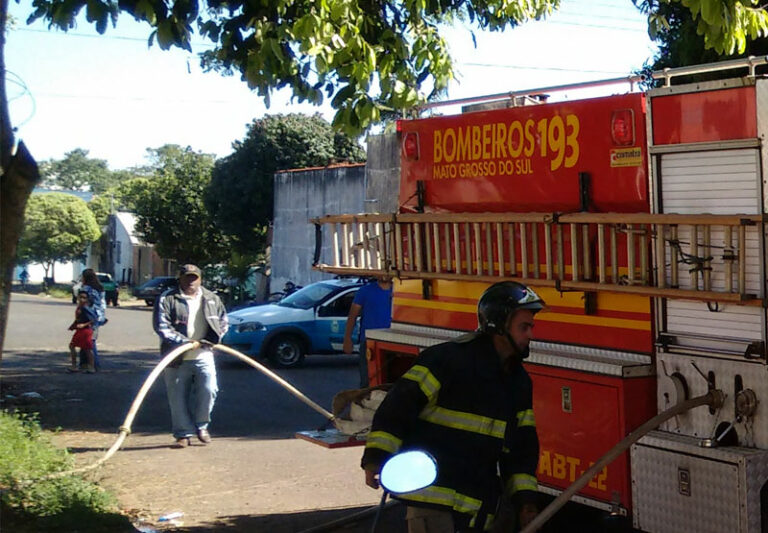 Bombeiros combatem dois incêndios simultâneos em Paranaíba