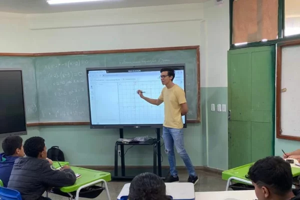 Escola Aracilda abraça o futuro com uso de lousas digitais