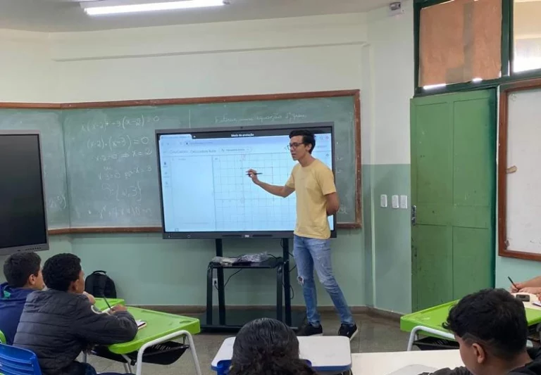 Escola Aracilda abraça o futuro com uso de lousas digitais