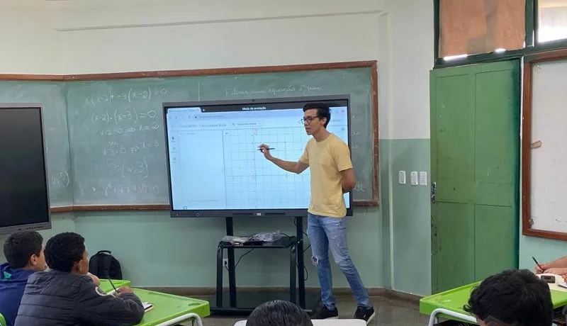 Escola Aracilda abraça o futuro com uso de lousas digitais