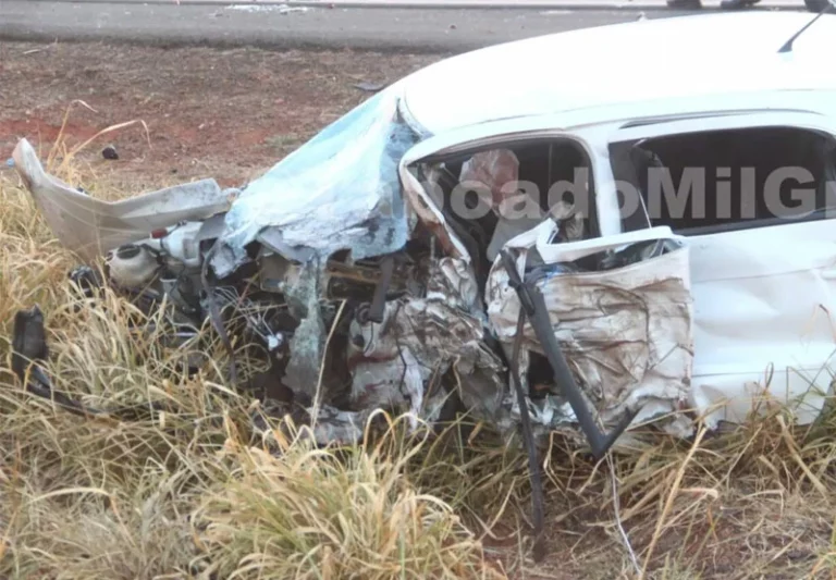 Mulher morre em colisão frontal na BR-158