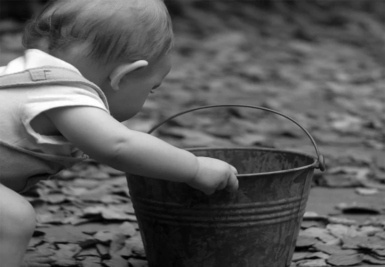 Bebê de 01 ano se afoga em balde durante faxina