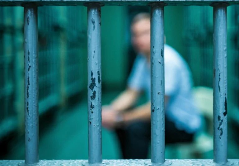 Homem é detido por populares após mostrar órgão genital em avenida