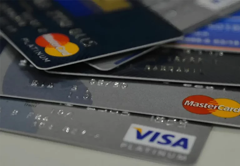 Juros do rotativo do cartão chegam a 438,4% ao ano