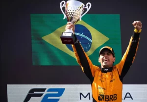 Bortoleto, de apenas 20 anos, chega à Fórmula 1 com um currículo impressionante. Atualmente líder da F2, o brasileiro já conquistou o título da F3 e correrá pela equipe da Audi
