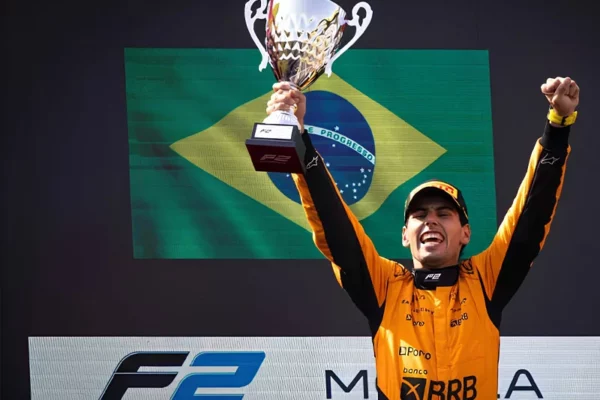 Bortoleto, de apenas 20 anos, chega à Fórmula 1 com um currículo impressionante. Atualmente líder da F2, o brasileiro já conquistou o título da F3 e correrá pela equipe da Audi