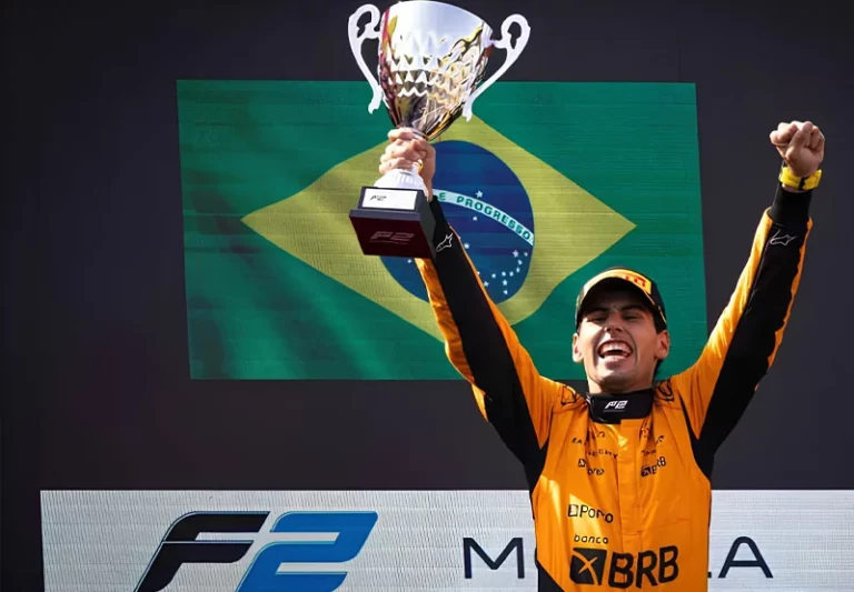 Bortoleto, de apenas 20 anos, chega à Fórmula 1 com um currículo impressionante. Atualmente líder da F2, o brasileiro já conquistou o título da F3 e correrá pela equipe da Audi