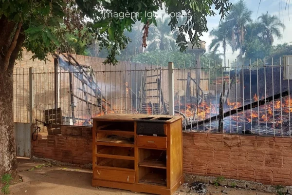 Incêndio criminoso destrói casa no Jardim América