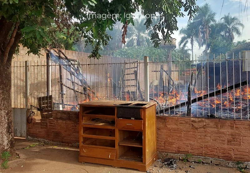 Incêndio criminoso destrói casa no Jardim América