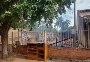 Incêndio destrói casa em Paranaíba nesta quarta