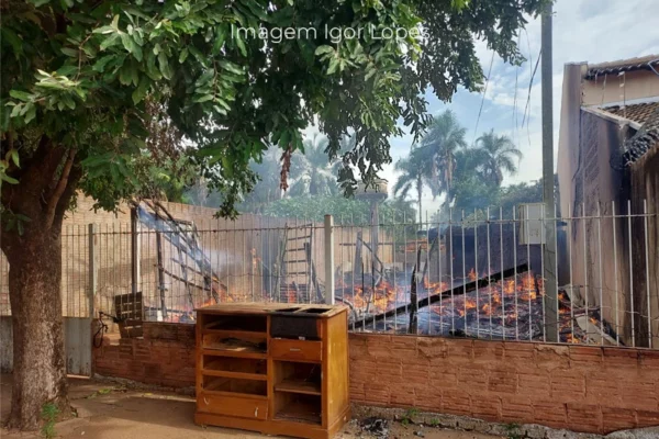 Incêndio destrói casa em Paranaíba nesta quarta