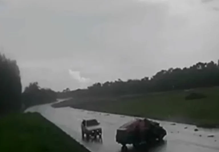 Motorista escapa ileso após colisão frontal com bitrem na BR-158