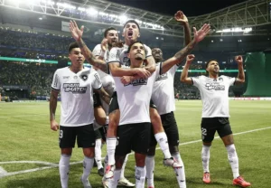 Botafogo vence Internacional e fica perto do título