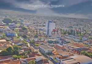 Calor e chuvas isoladas em Paranaíba na virada do ano