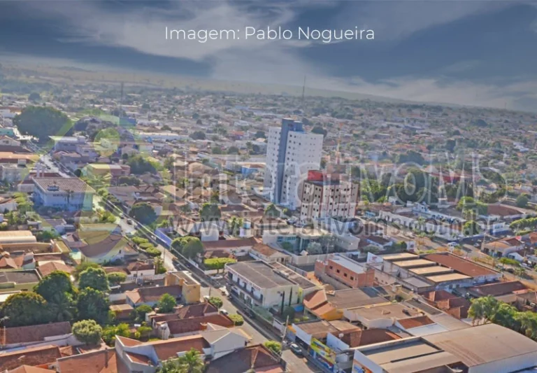 Calor e chuvas isoladas em Paranaíba na virada do ano