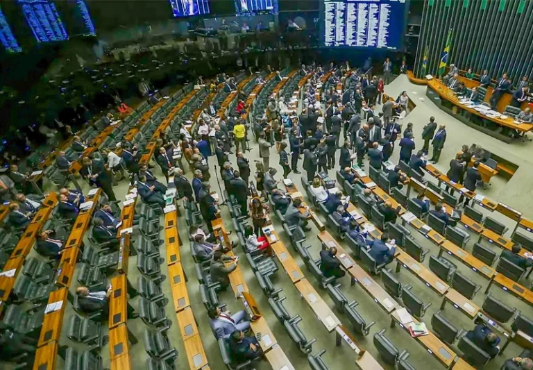 Câmara aprova PEC com limitações para Fundeb e brecha para supersalários