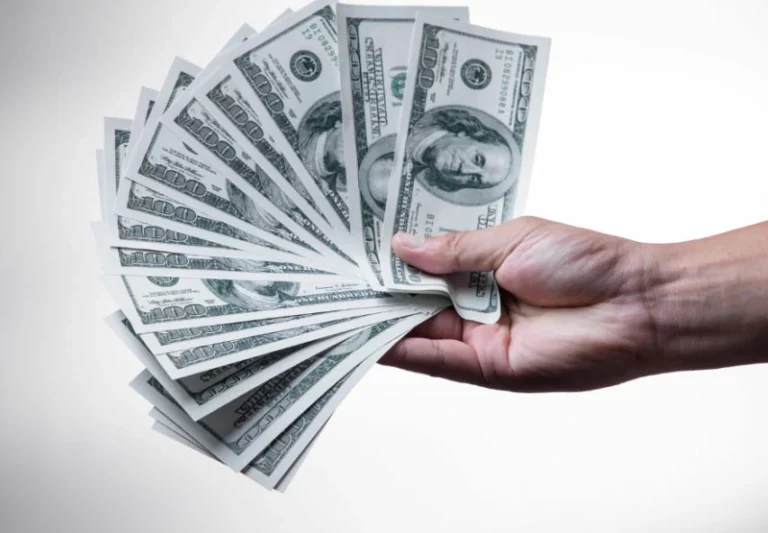 Com indicadores econômicos, dólar sobe e bolsa segue estável