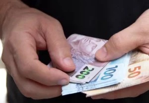 Decreto deve corrigir salário mínimo para 2025, que deve subir para R$ 1.518, aumento será de R$ 106, equivalente a 7,5%,