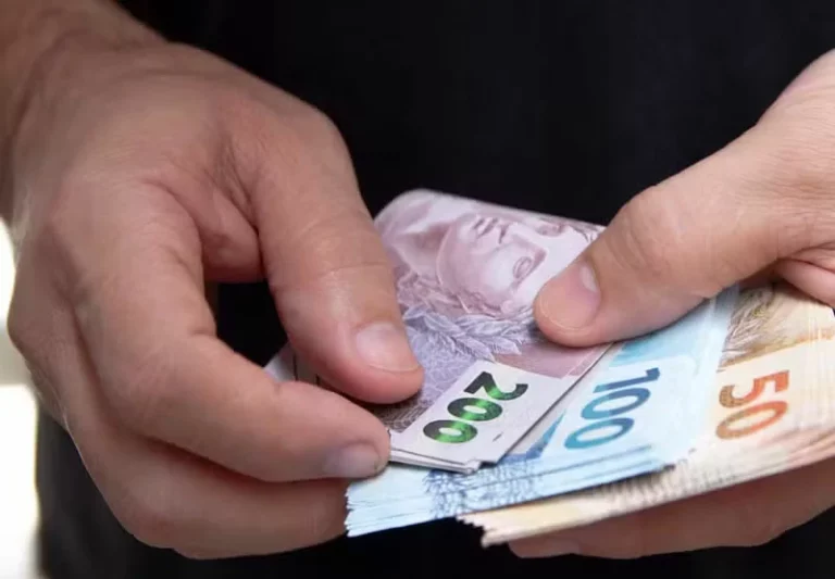 Decreto deve corrigir salário mínimo para 2025, que deve subir para R$ 1.518, aumento será de R$ 106, equivalente a 7,5%,