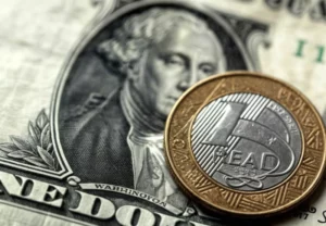 Dólar cai e Bolsa recua após alta da Selic