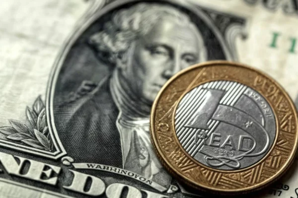 Dólar cai e Bolsa recua após alta da Selic