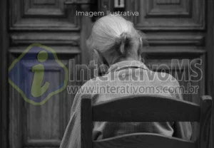 Idosa de 83 anos é resgatada trancada em casa sem comida, após denúncias de vizinhos, a polícia verificou que ela vivia em condições insalubres