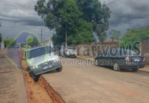 Idoso caí com carro em buraco aberto pela Sanesul
