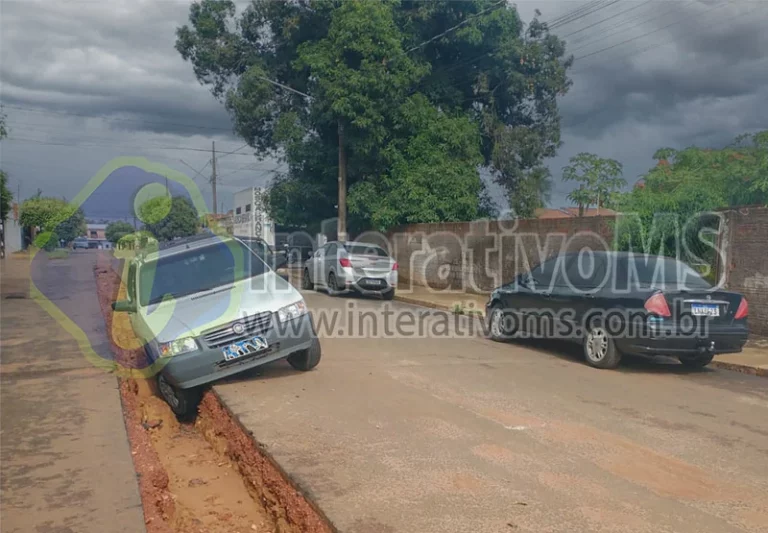 Idoso caí com carro em buraco aberto pela Sanesul
