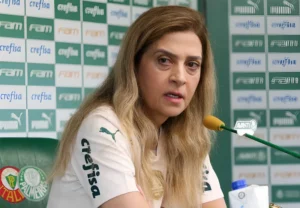 Leila quebra protocolo e enquadra elenco do Palmeiras