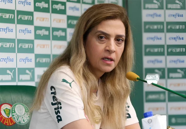 Leila quebra protocolo e enquadra elenco do Palmeiras