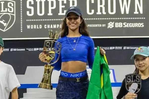 Rayssa Leal vence no fim e se torna tricampeã mundial de skate street