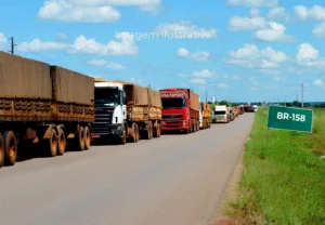 Tombamento de carreta fecha trânsito na BR-158