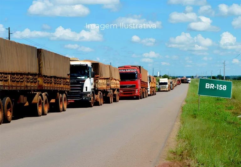 Tombamento de carreta fecha trânsito na BR-158